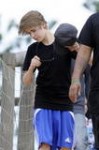 JUSTIN-BIEBER-SHOWS-OFF-HIS-BODY-AT-THE-BEACH-justin-bieber-13656146-660-1000.jpg