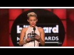 Miley Cyrus entrega premio "Top Male" para Justin Bieber Billboards 2013
